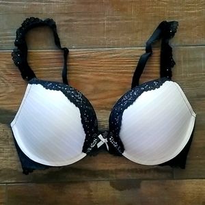 34 D Victoria Secret Bra